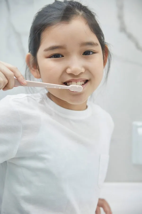 girl brushing teeth girl brushing teeth