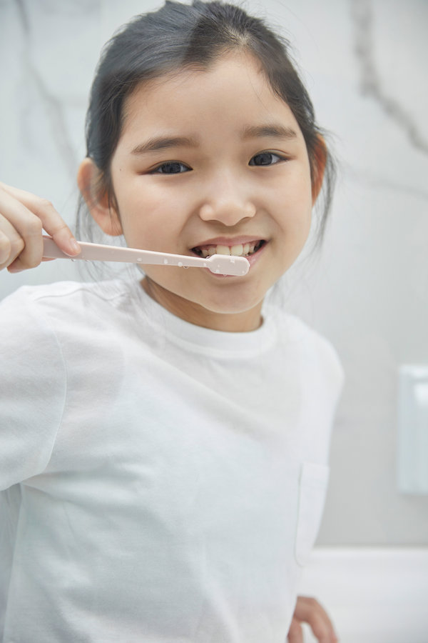 girl brushing teeth girl brushing teeth